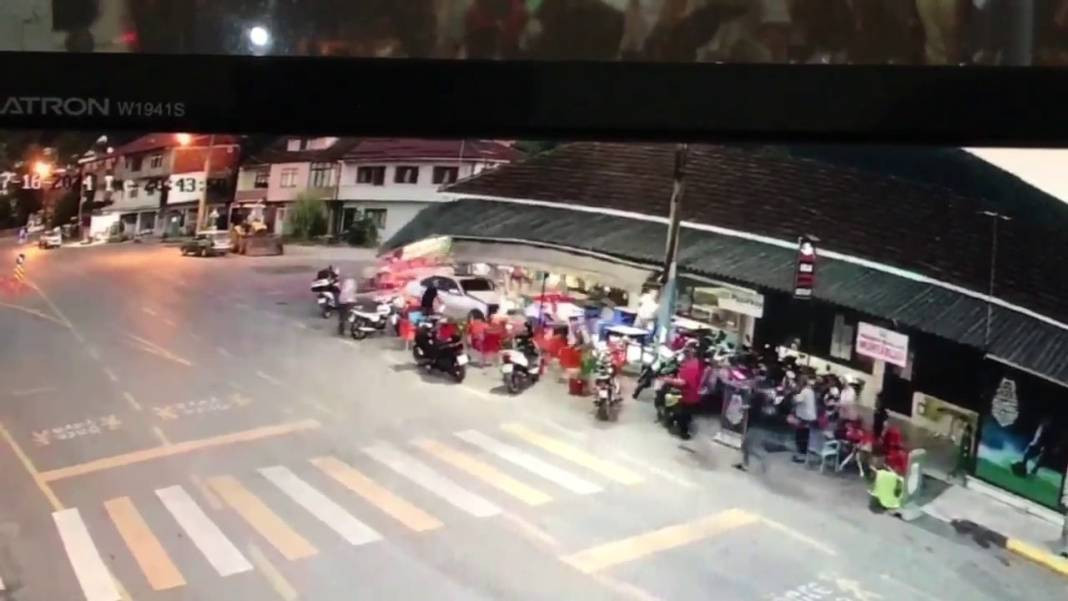 Davetsiz misafir! Lüks otomobil kahvehaneye daldı. Facianın eşiğinden dönüldü - Resim: 24